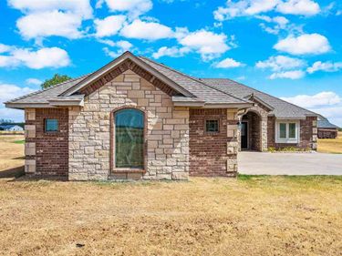 1826 Paint Rd, Cache, OK 73527