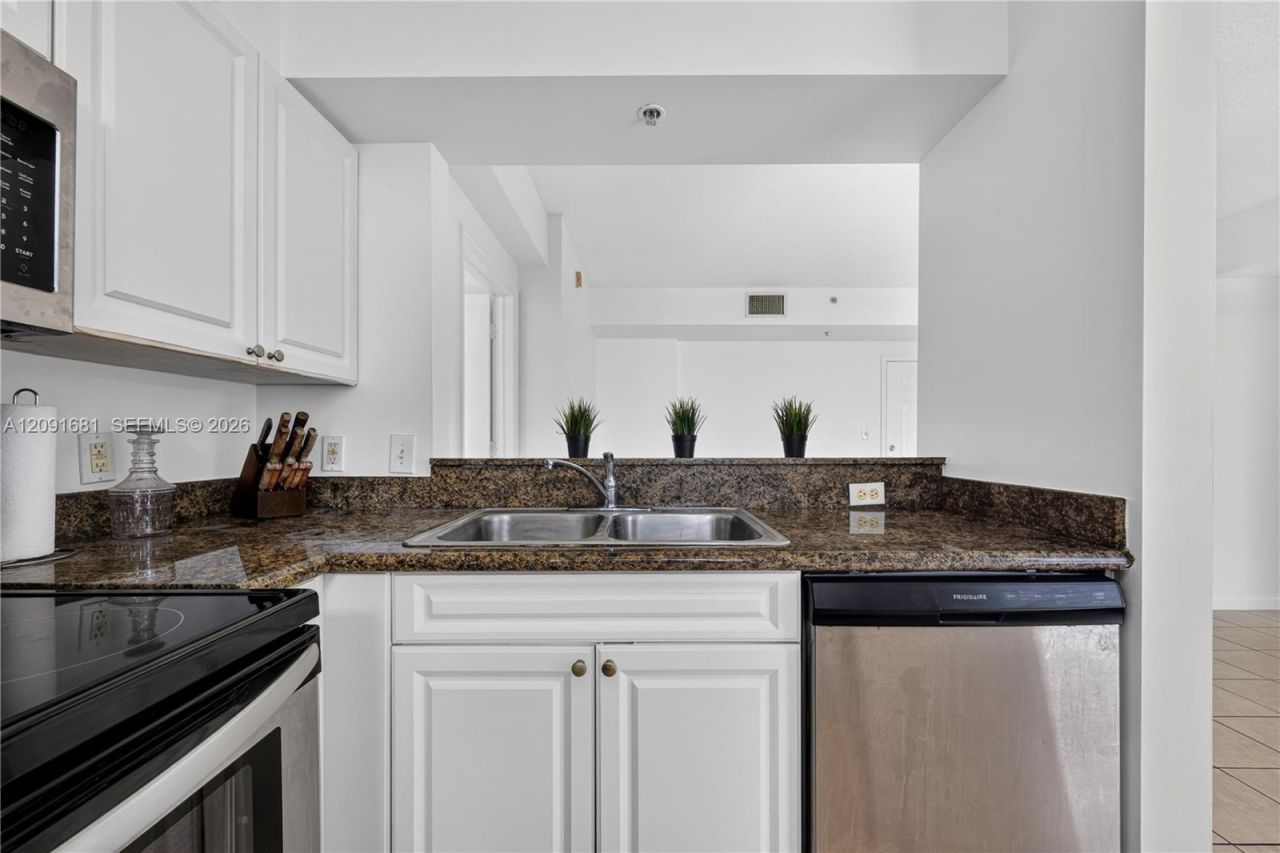 1 Glen Royal Pkwy, Unit 903, Miami, FL 33125 Photo