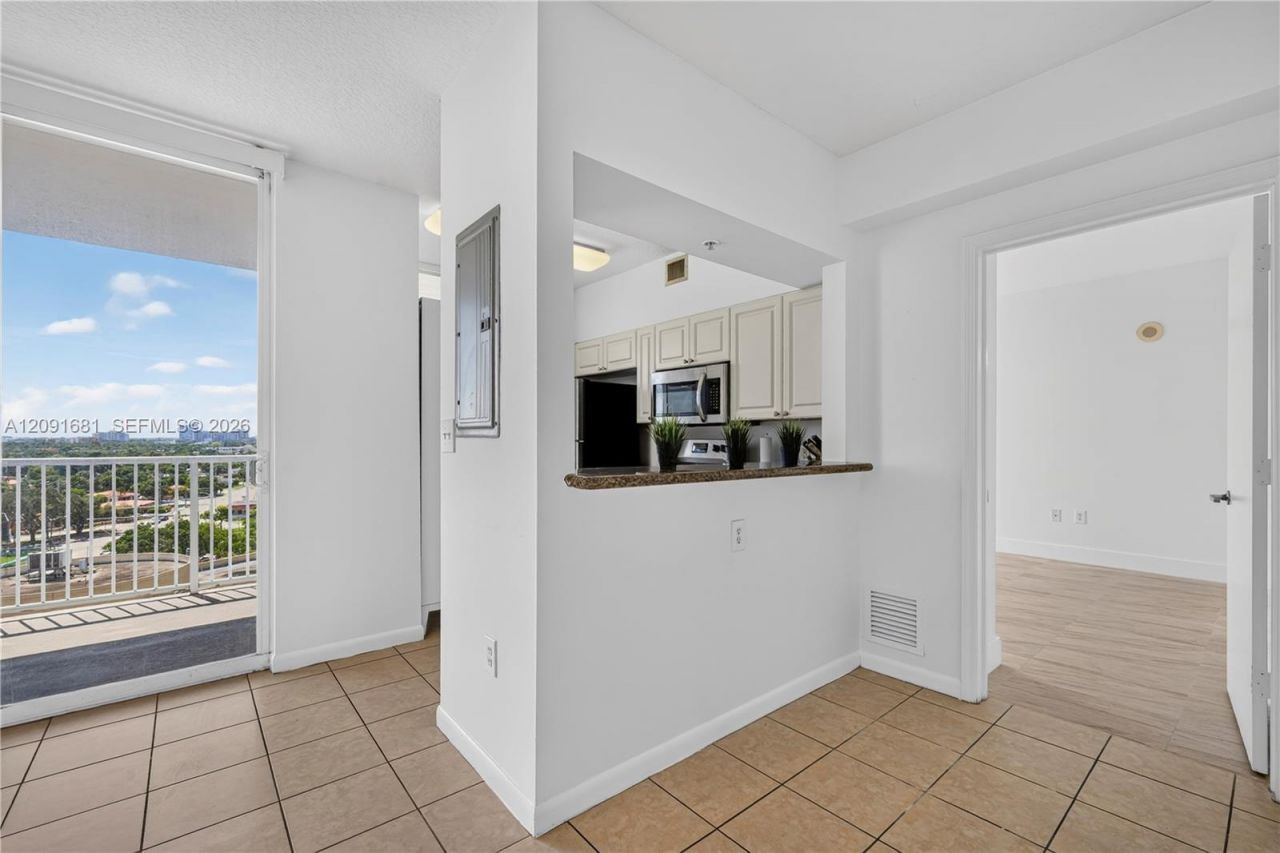 1 Glen Royal Pkwy, Unit 903, Miami, FL 33125 Photo