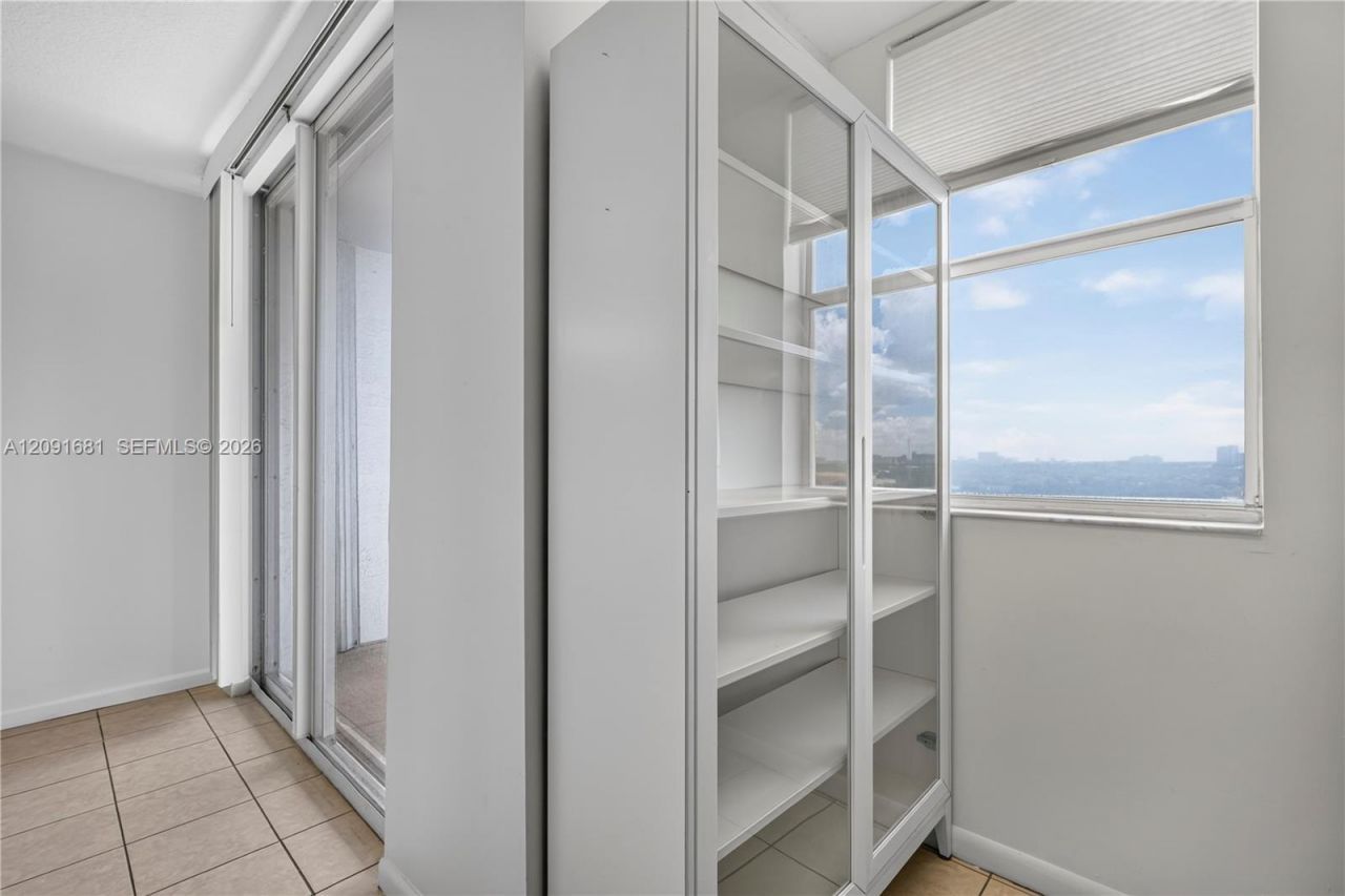 1 Glen Royal Pkwy, Unit 903, Miami, FL 33125 Photo