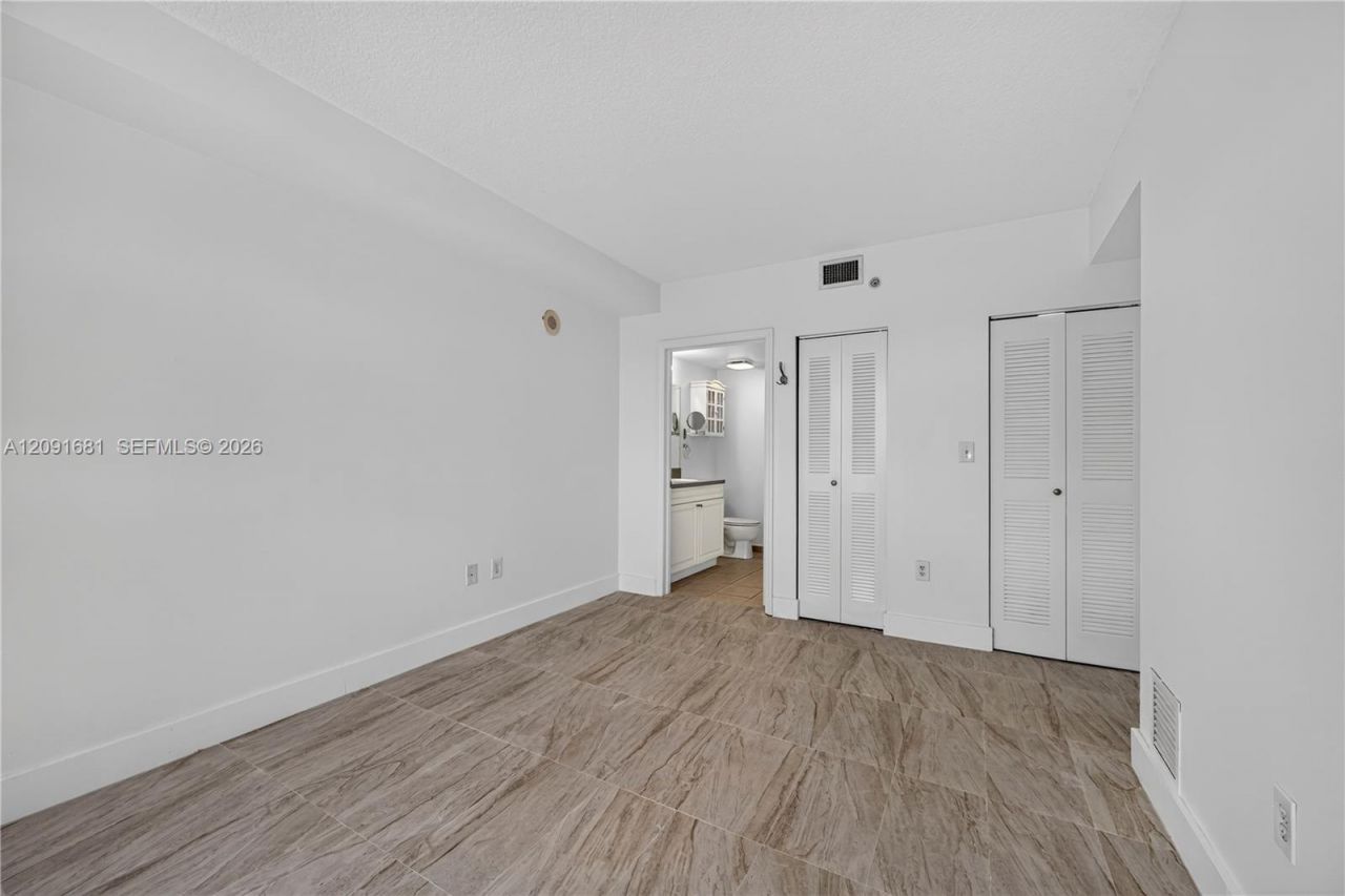 1 Glen Royal Pkwy, Unit 903, Miami, FL 33125 Photo