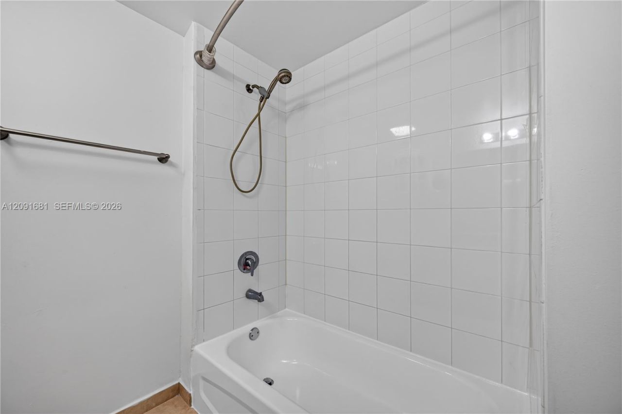 1 Glen Royal Pkwy, Unit 903, Miami, FL 33125 Photo