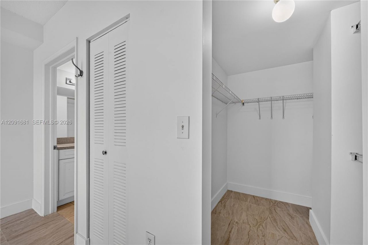 1 Glen Royal Pkwy, Unit 903, Miami, FL 33125 Photo