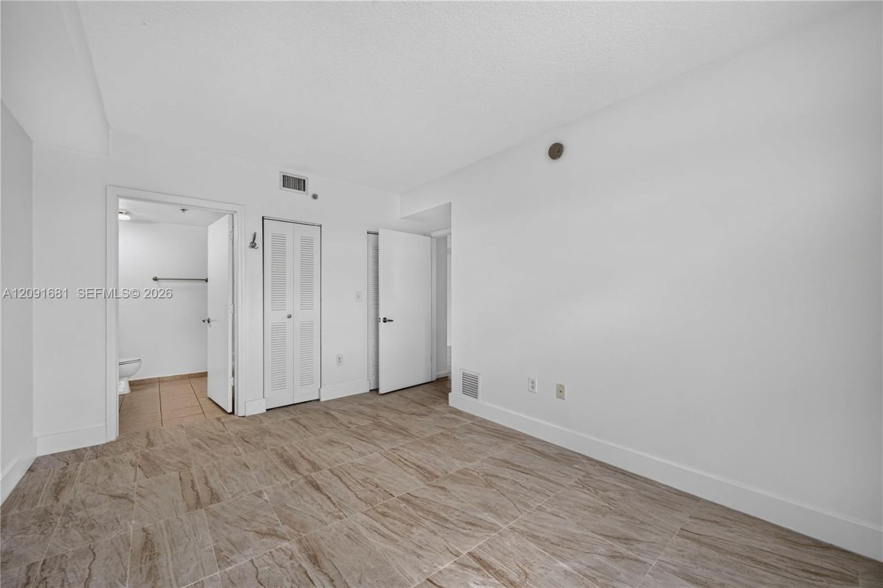 1 Glen Royal Pkwy, Unit 903, Miami, FL 33125 Photo