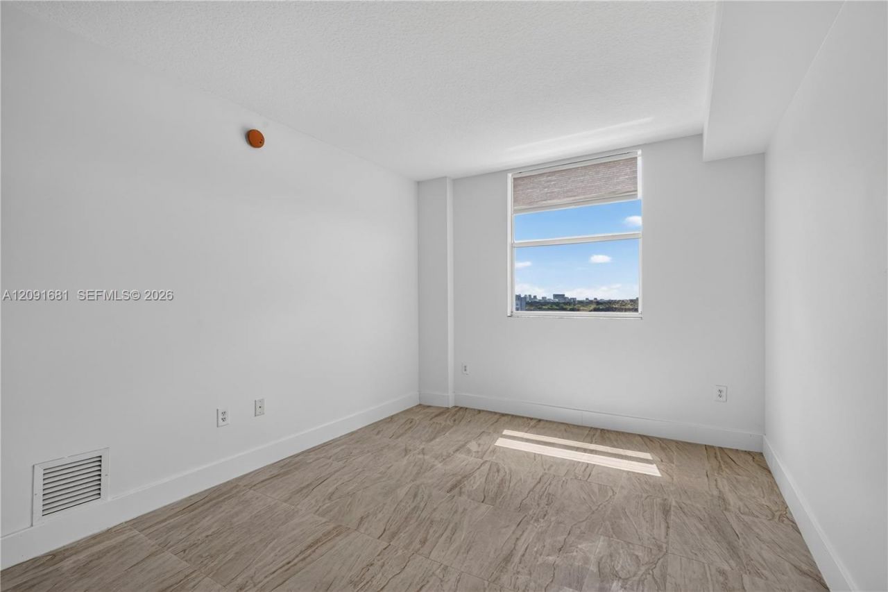 1 Glen Royal Pkwy, Unit 903, Miami, FL 33125 Photo