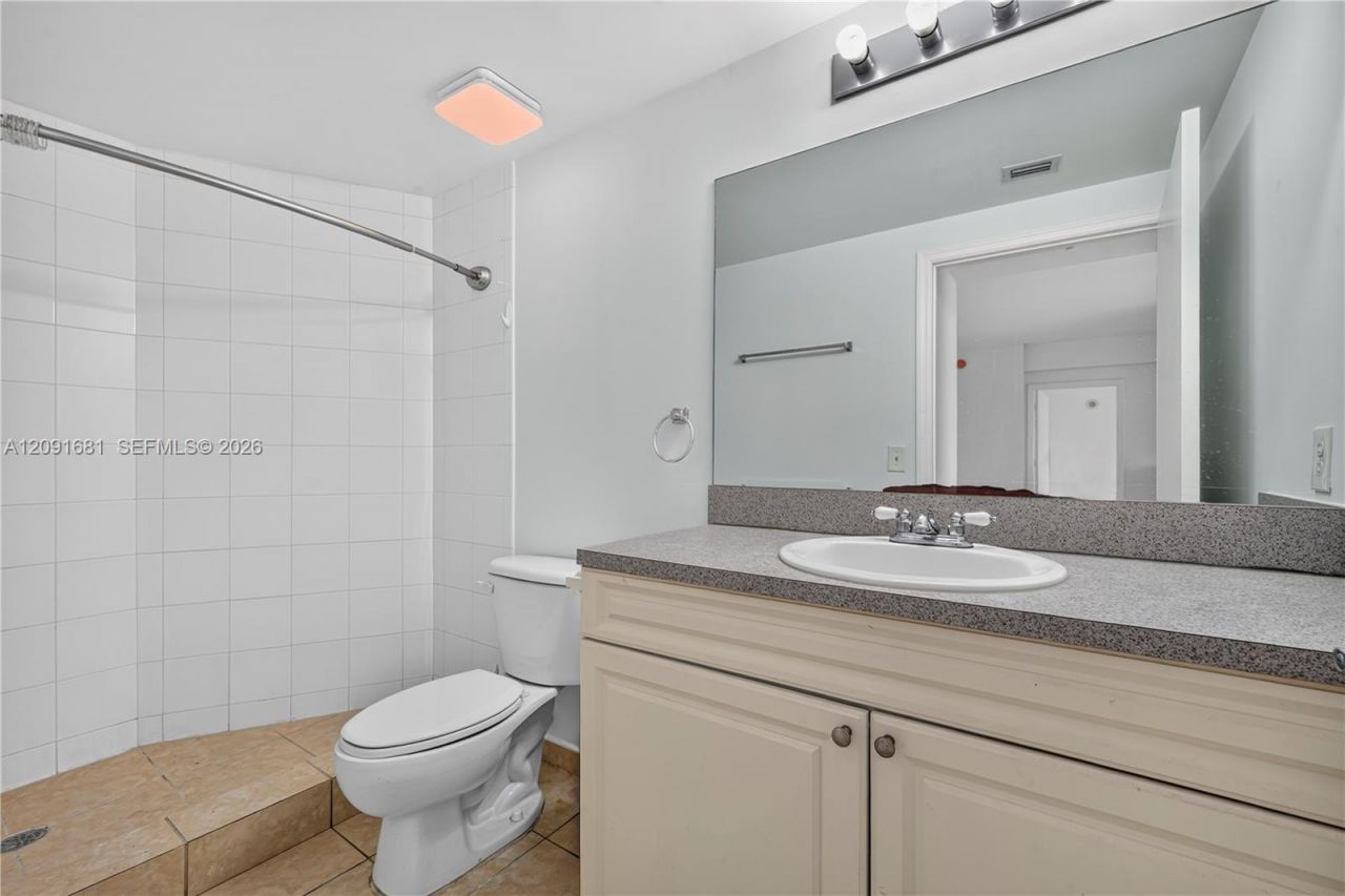 1 Glen Royal Pkwy, Unit 903, Miami, FL 33125 Photo