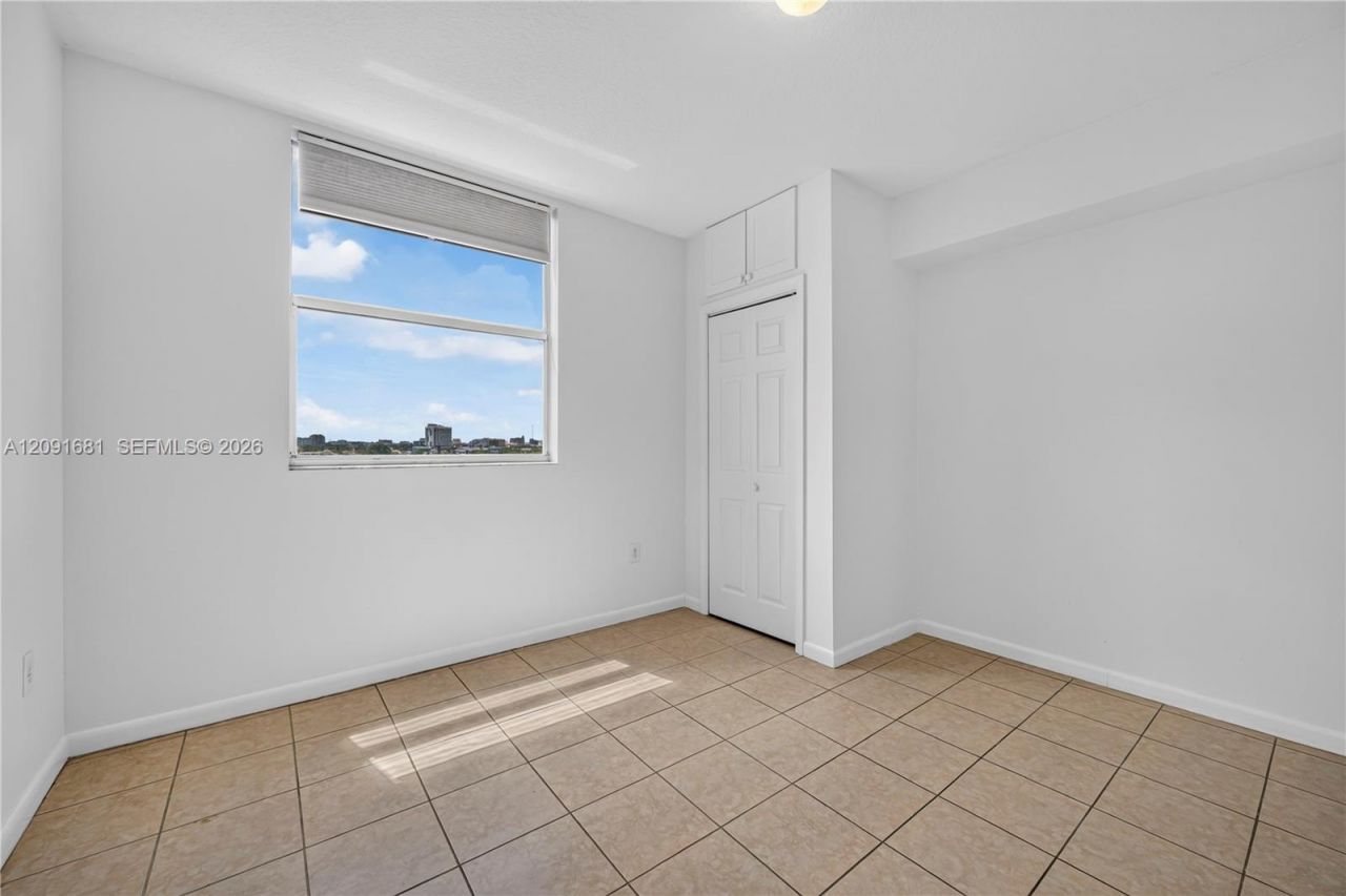 1 Glen Royal Pkwy, Unit 903, Miami, FL 33125 Photo