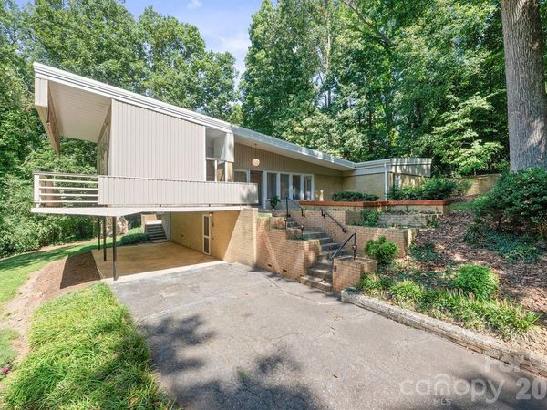 220 30th Avenue NW, Hickory, NC 28601