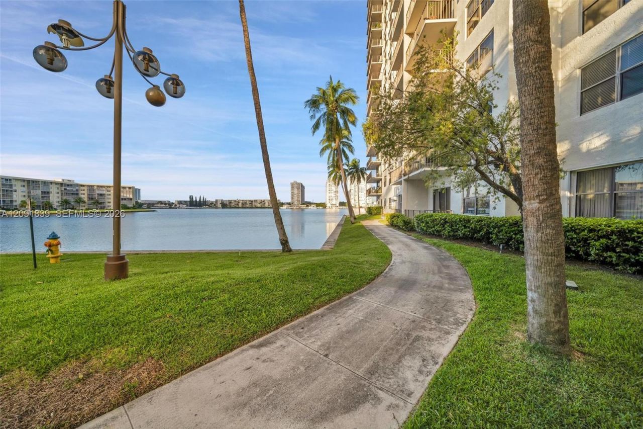18151 NE 31st Ct, Unit 2008, Aventura, FL 33160 Photo