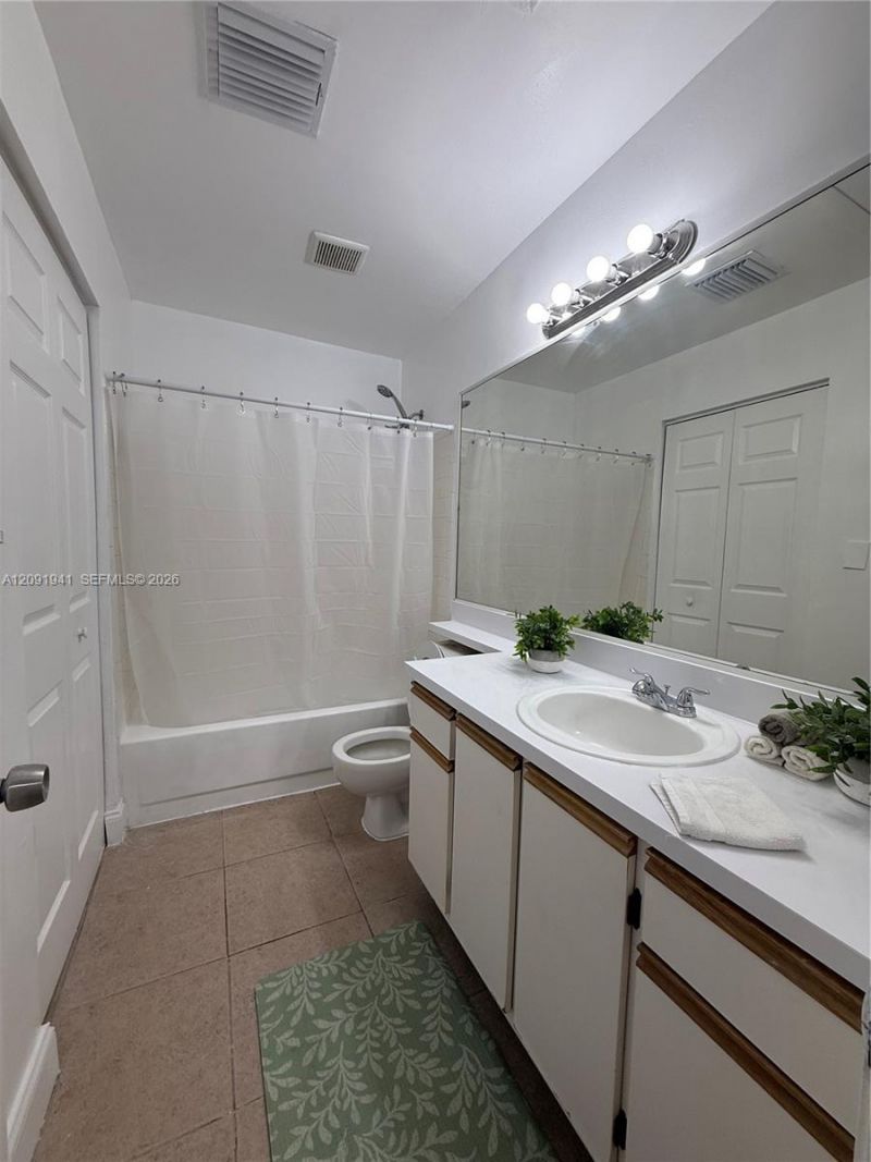 18322 NW 68th Ave , Unit B, Hialeah, FL 33015 Photo