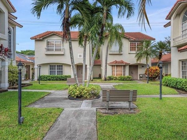 10837 NW 8th St , Pembroke Pines, FL 33026