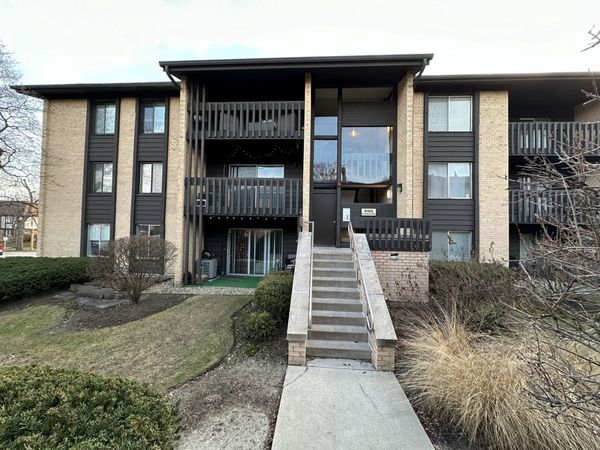 6165 Knoll Wood Road , Unit 41-204, Willowbrook, IL 60527
