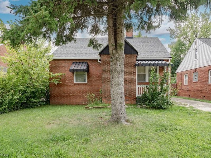 17106 Palda Drive, Cleveland, OH 44128 Photo 2