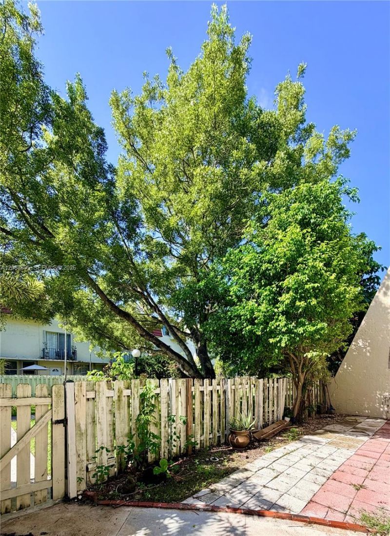 1655 NE 115th St , Unit 11B, Miami, FL 33181 Photo