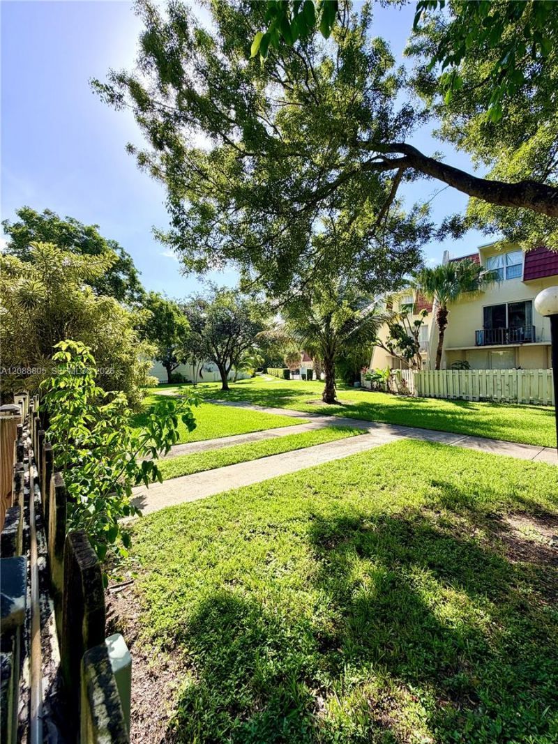 1655 NE 115th St , Unit 11B, Miami, FL 33181 Photo