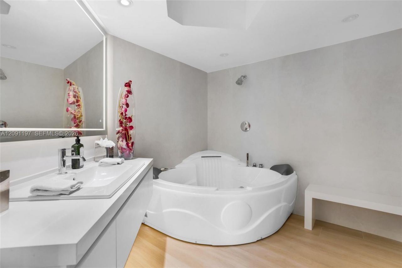 10 Venetian Way, Unit 1404, Miami Beach, FL 33139 Photo