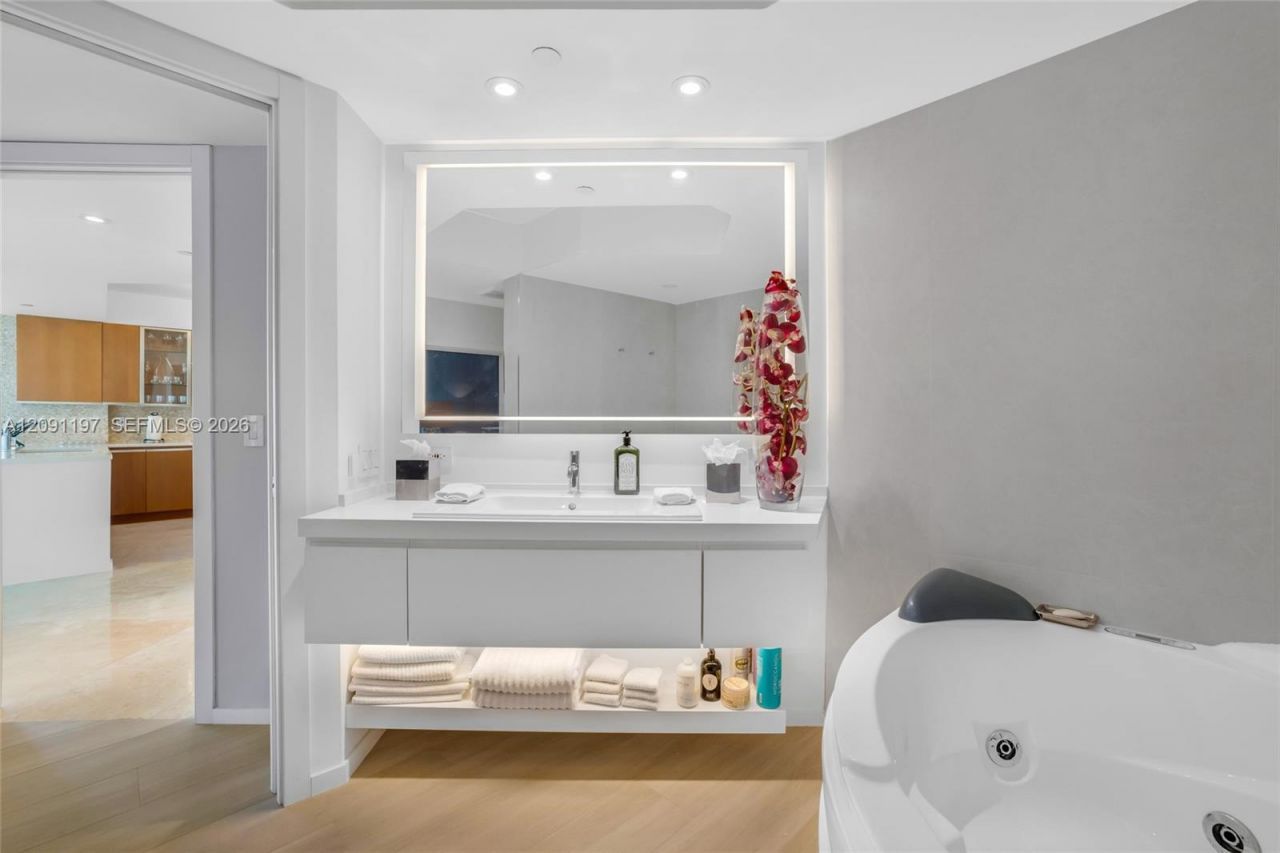 10 Venetian Way, Unit 1404, Miami Beach, FL 33139 Photo