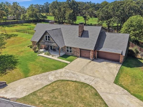 420 Kiowa Drive W, Gainesville, TX 76240