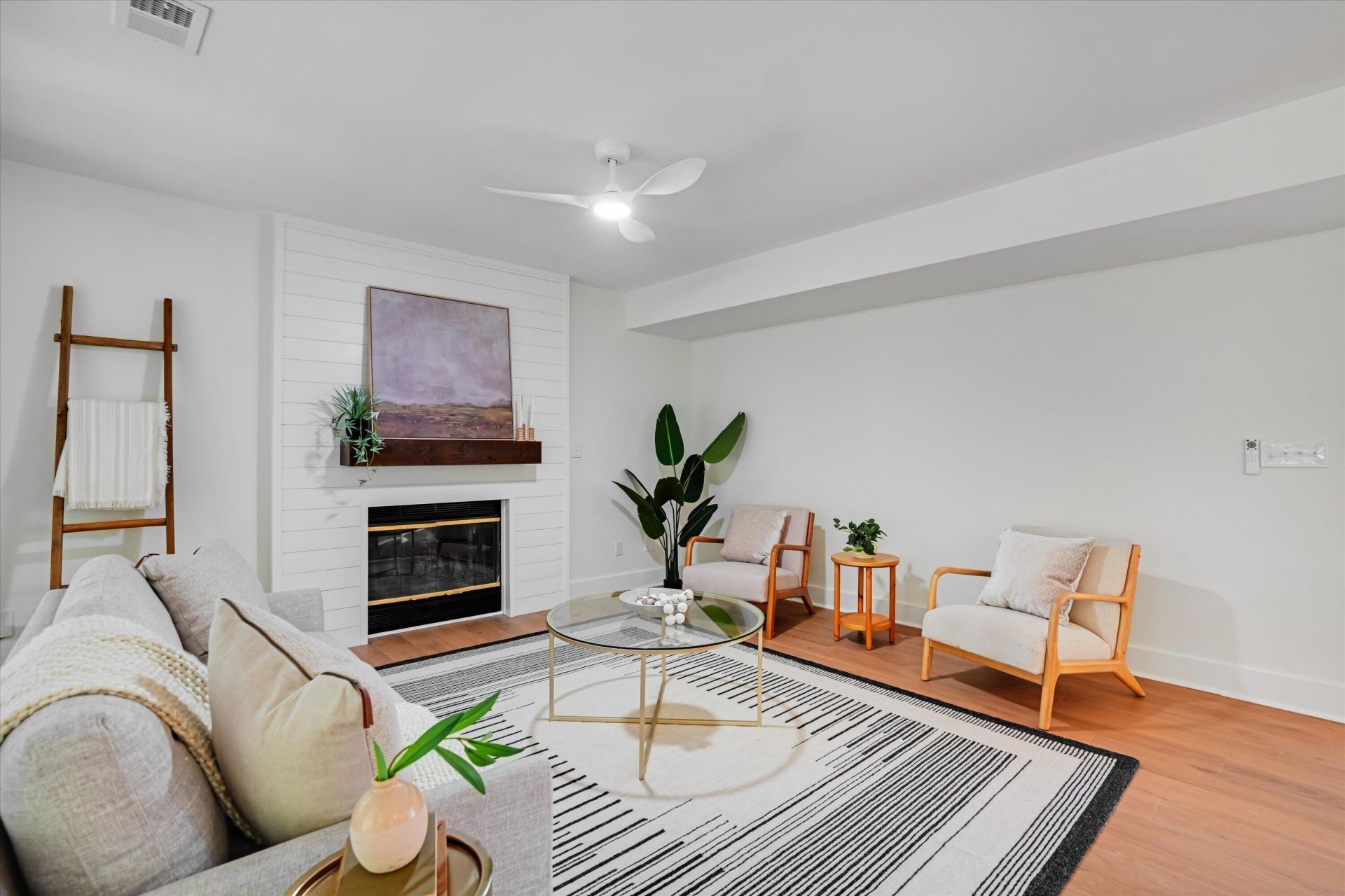1498 Diamond Boulevard Photo 12