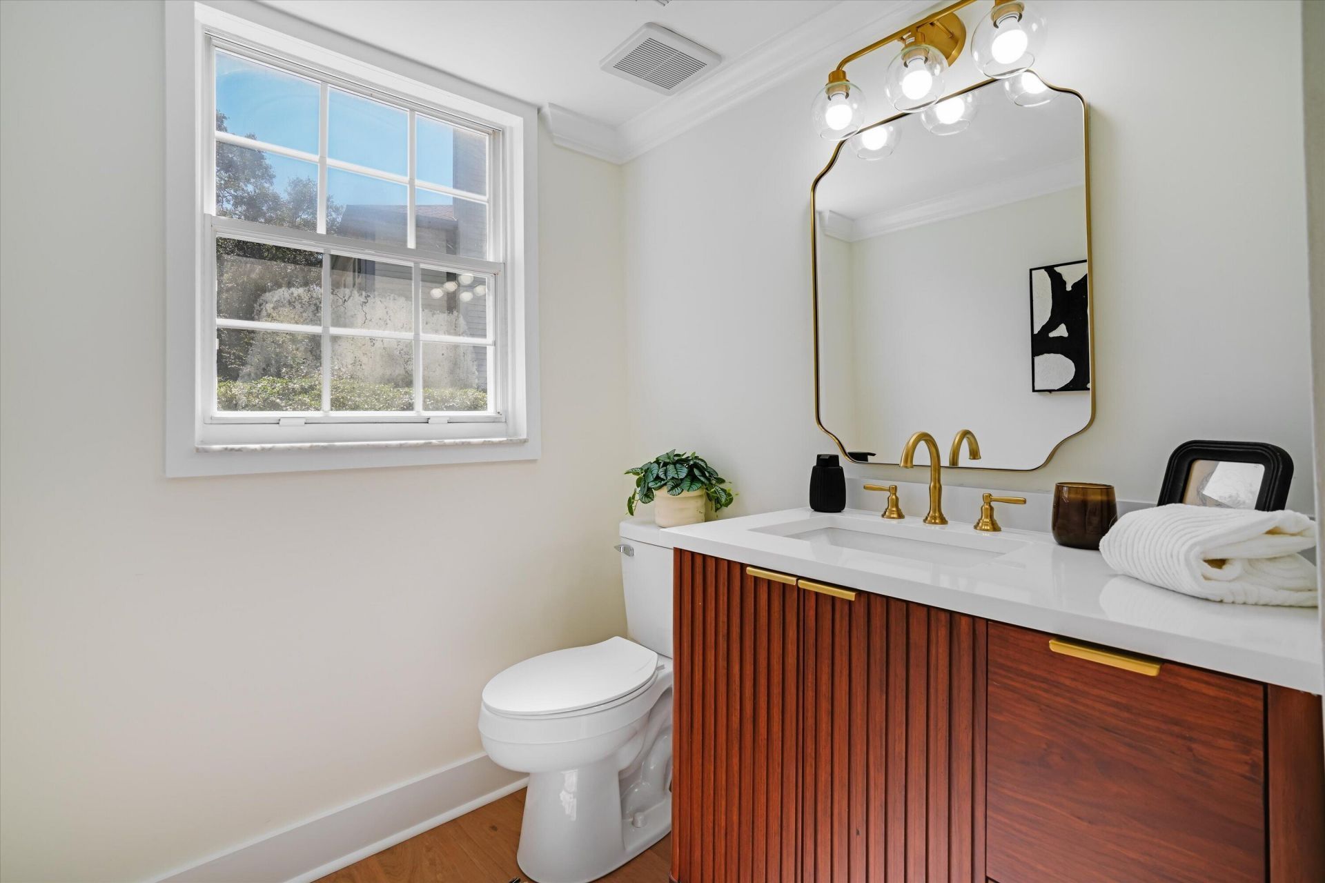 1498 Diamond Boulevard Photo 14