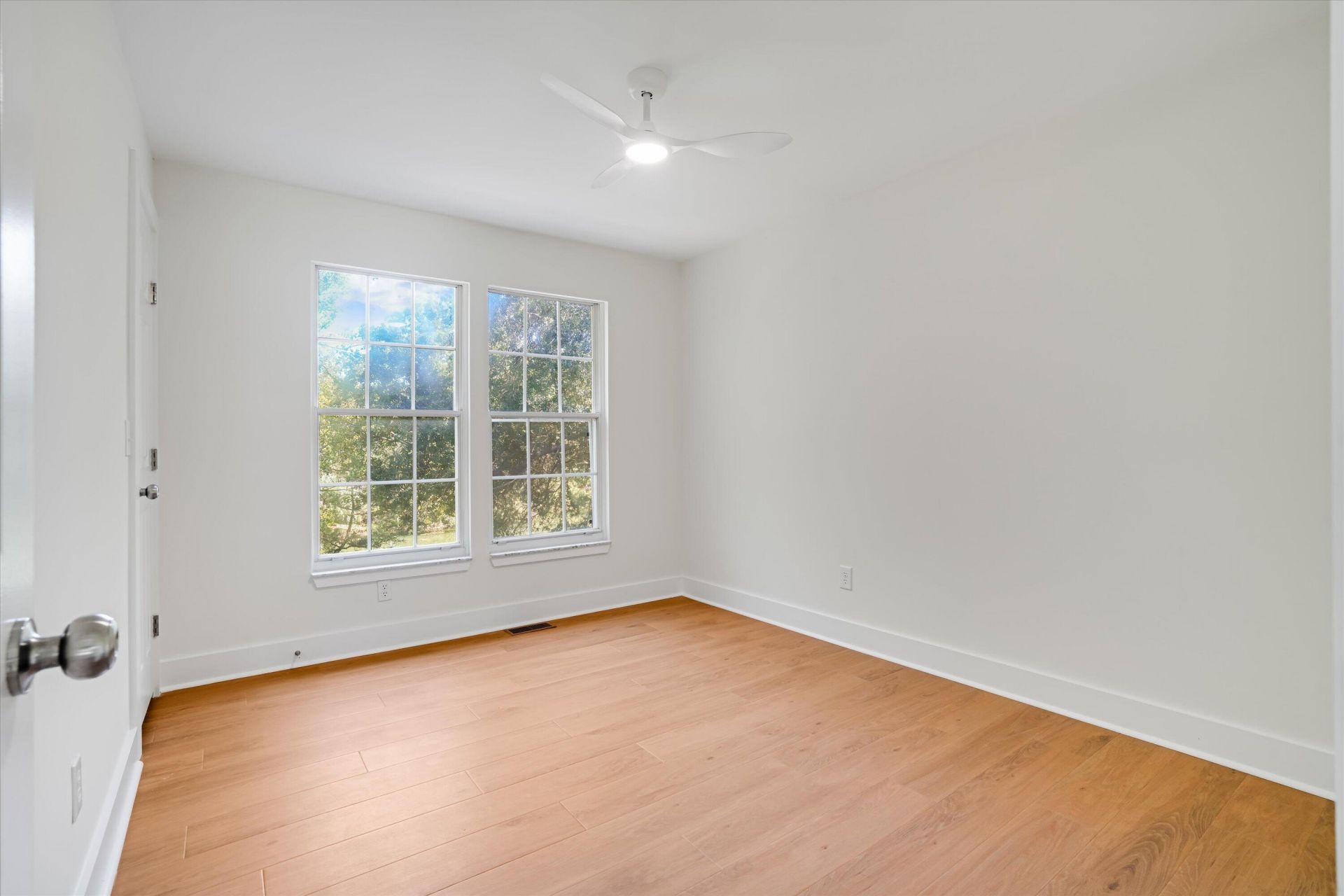 1498 Diamond Boulevard Photo 20