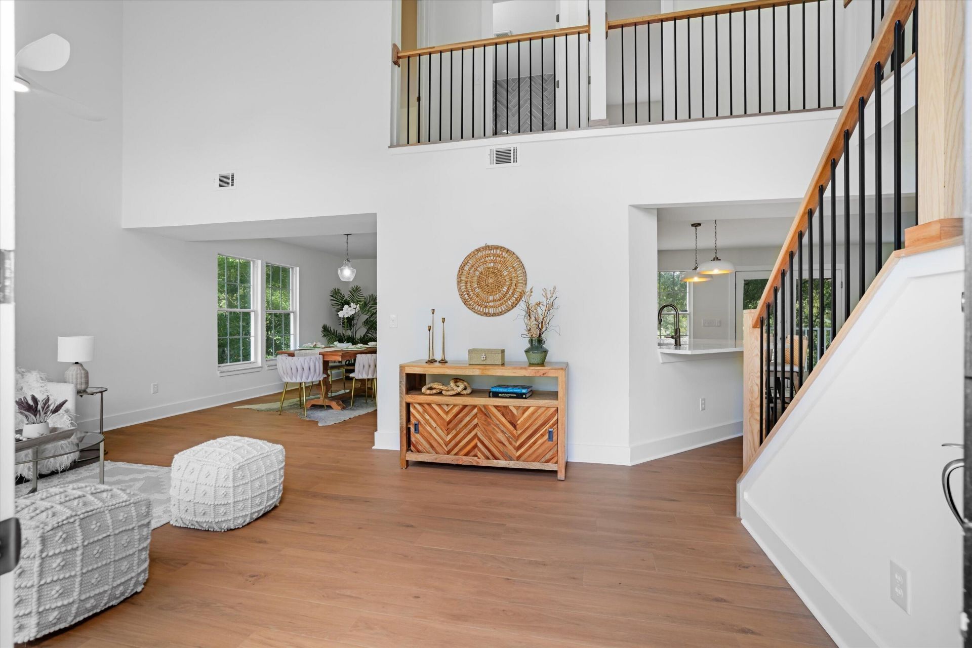 1498 Diamond Boulevard Photo 4
