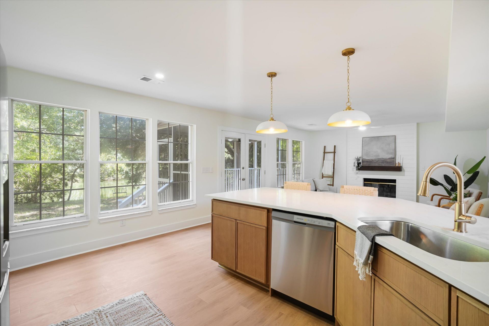 1498 Diamond Boulevard Photo 9