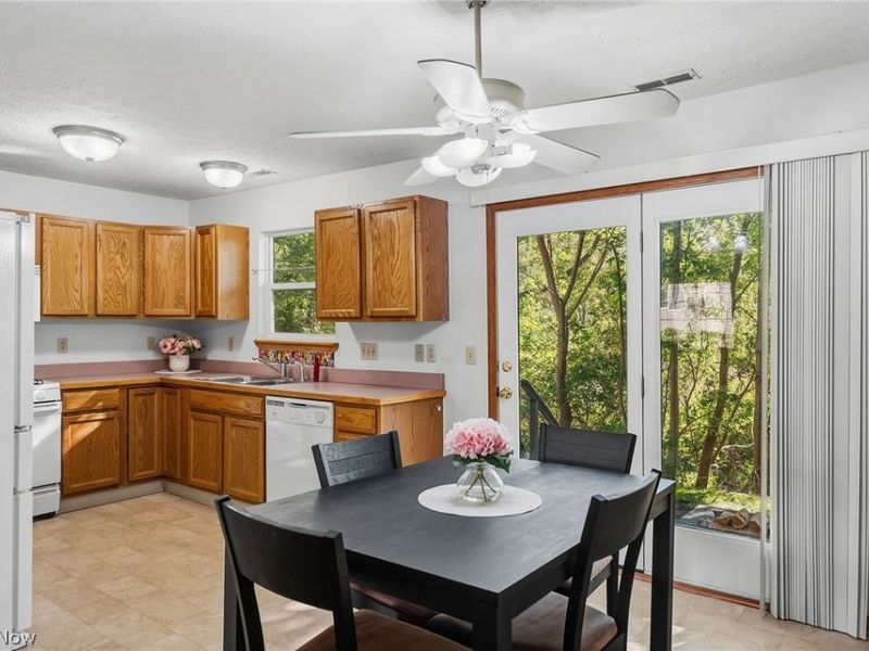1138 Oxford Circle, Akron, OH 44312 Photo 11