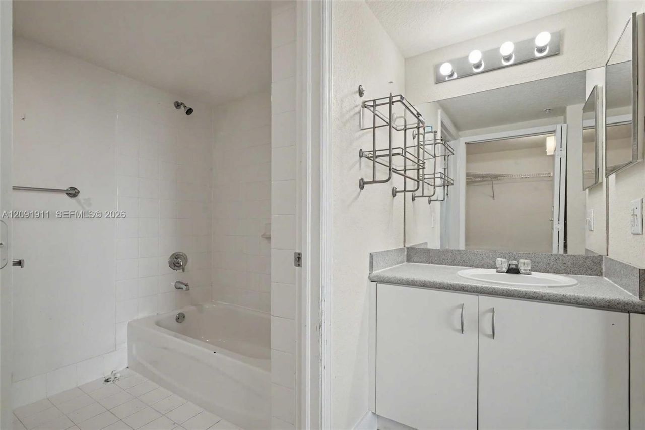 816 NW 11th St, Unit 906, Miami, FL 33136 Photo