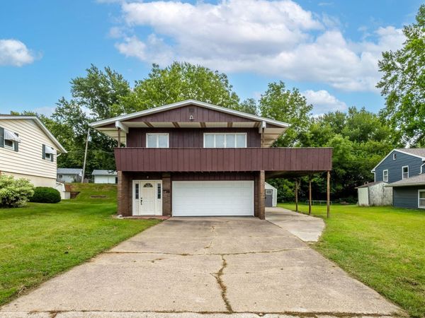 621 11th Street , Silvis, IL 61282