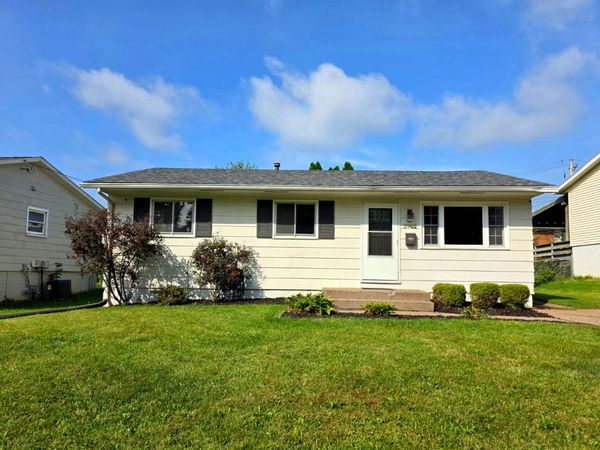 2902 MAGNOLIA Drive , Bettendorf, IA 52722