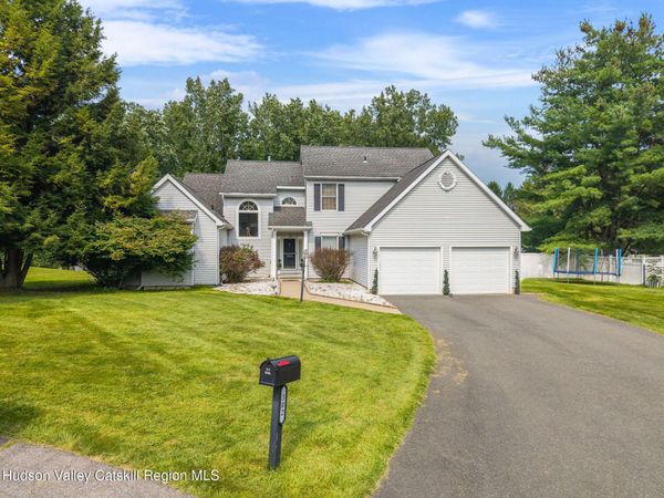 302 Quidor Court, Guilderland, NY 12084
