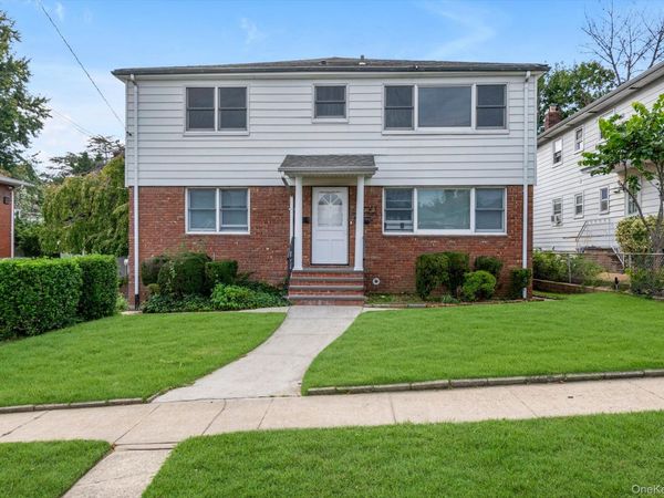 7 Linwood Road N, Port Washington, NY 11050