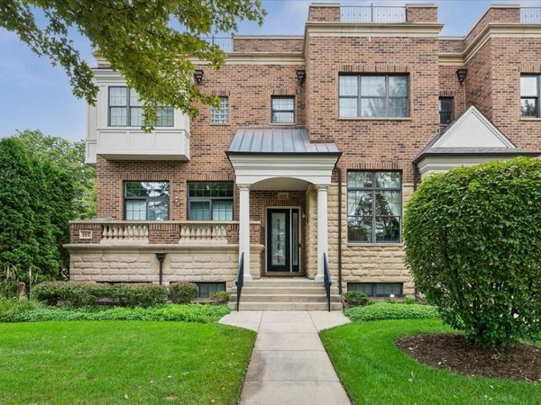 195 N Hickory Avenue, Arlington Heights, IL 60004