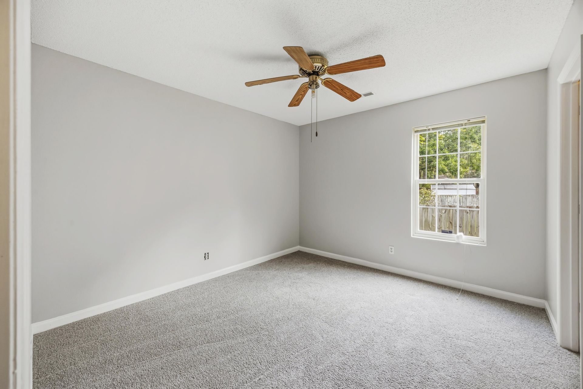 185 Thames Avenue Photo 13