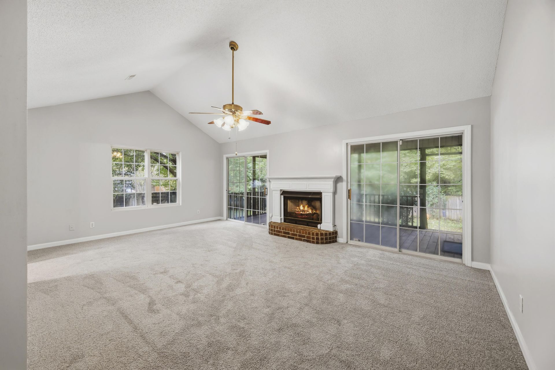 185 Thames Avenue Photo 3