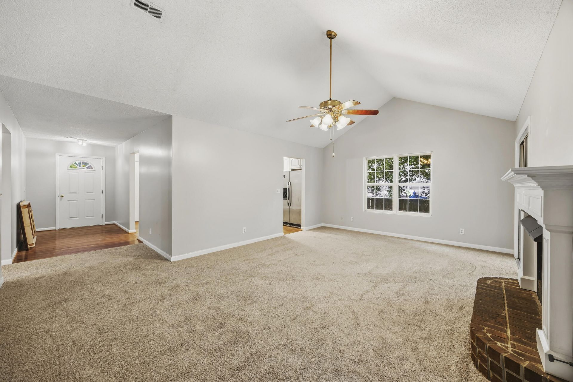 185 Thames Avenue Photo 4