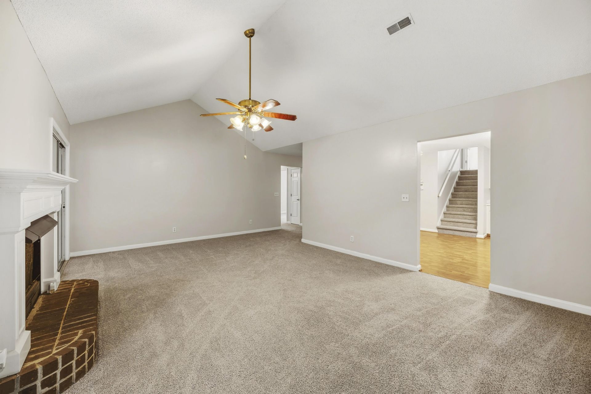 185 Thames Avenue Photo 5