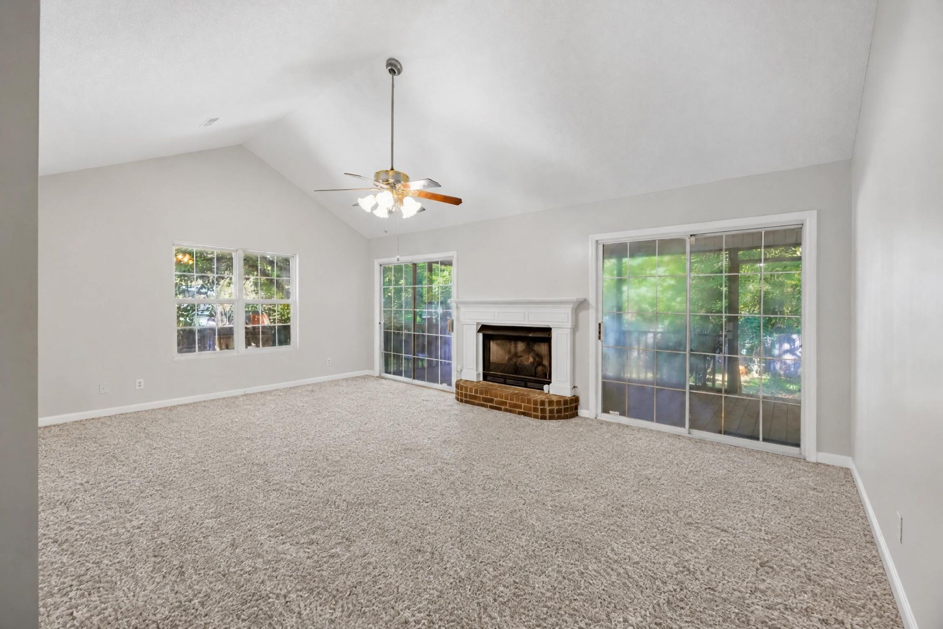 185 Thames Avenue Photo 8