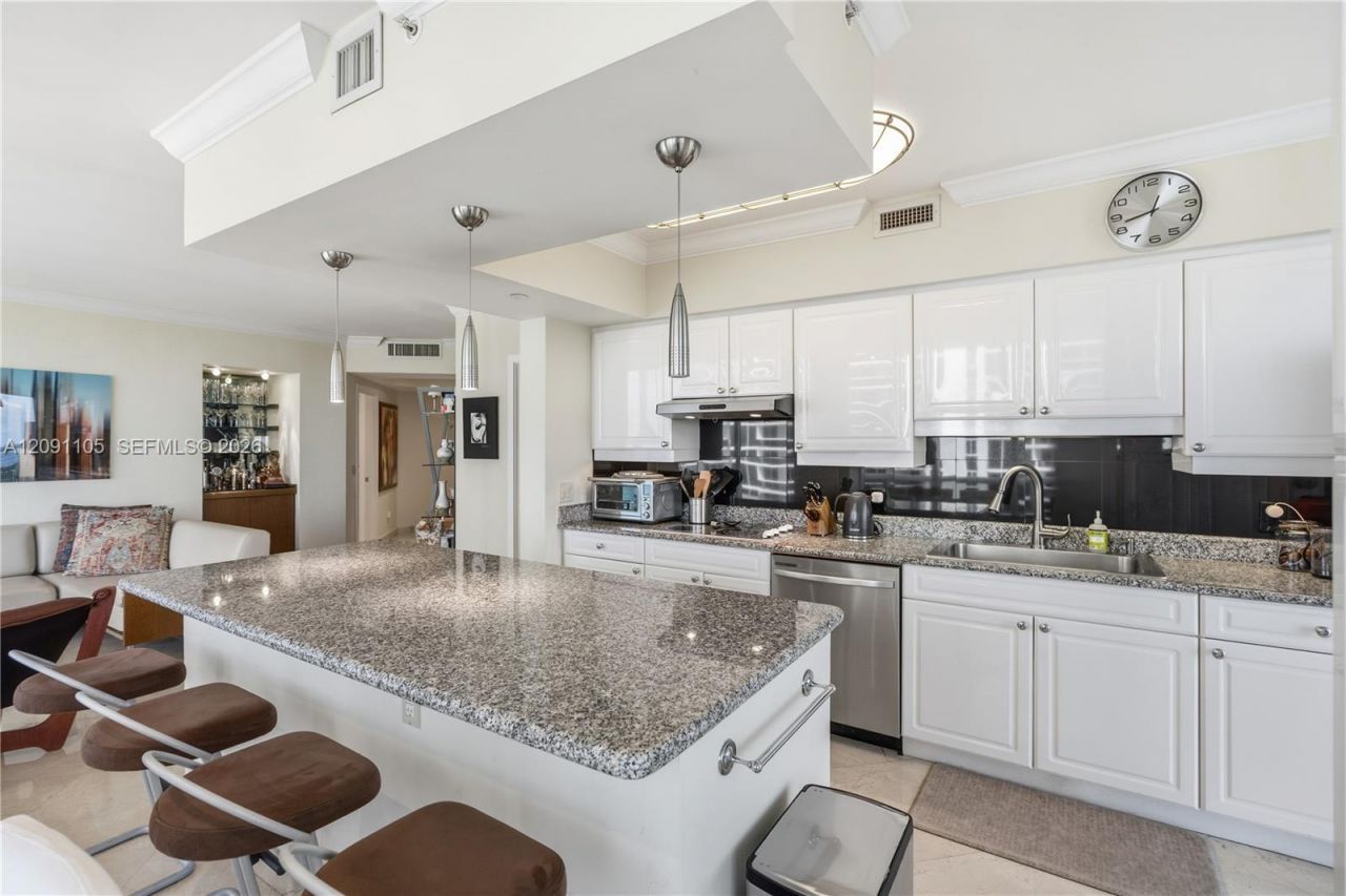 4775 Collins Ave , Unit 2207, Miami Beach, FL 33140 Photo