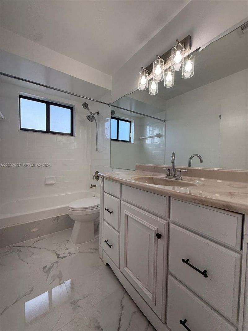 19603 NW 82nd Pl, Hialeah, FL 33015 Photo