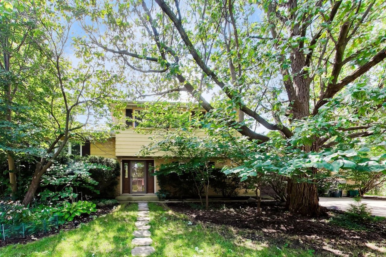 915 W Frontenac Drive, Arlington Heights, IL 60004 Main Photo