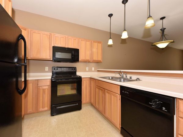 2074 Pine Ridge Ct, Unit G, Grafton, WI 53024