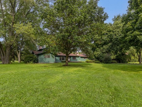 749 N Sharon Drive , Woodstock, IL 60098