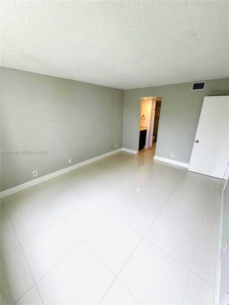 9340 Lagoon Pl , Unit 205, Davie, FL 33324 Photo