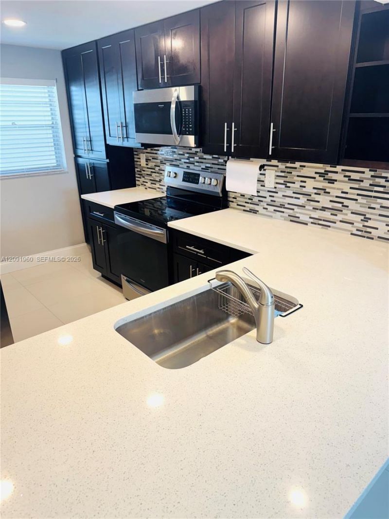 9340 Lagoon Pl , Unit 205, Davie, FL 33324 Photo