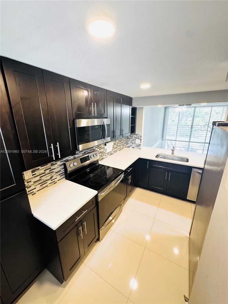 9340 Lagoon Pl , Unit 205, Davie, FL 33324 Photo