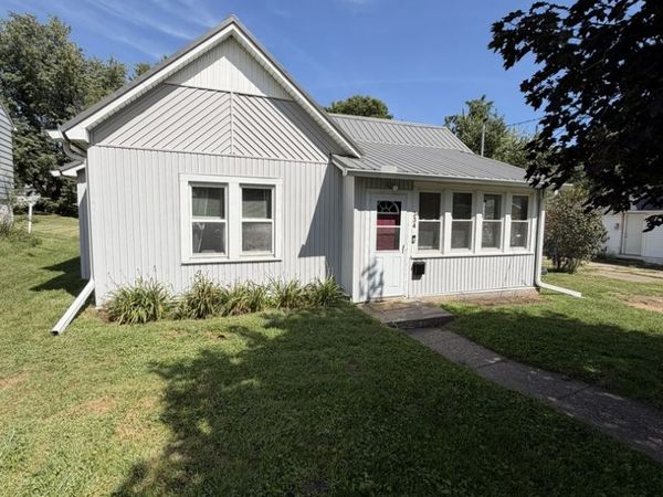 334 23rd Place , Clinton, IA 52732
