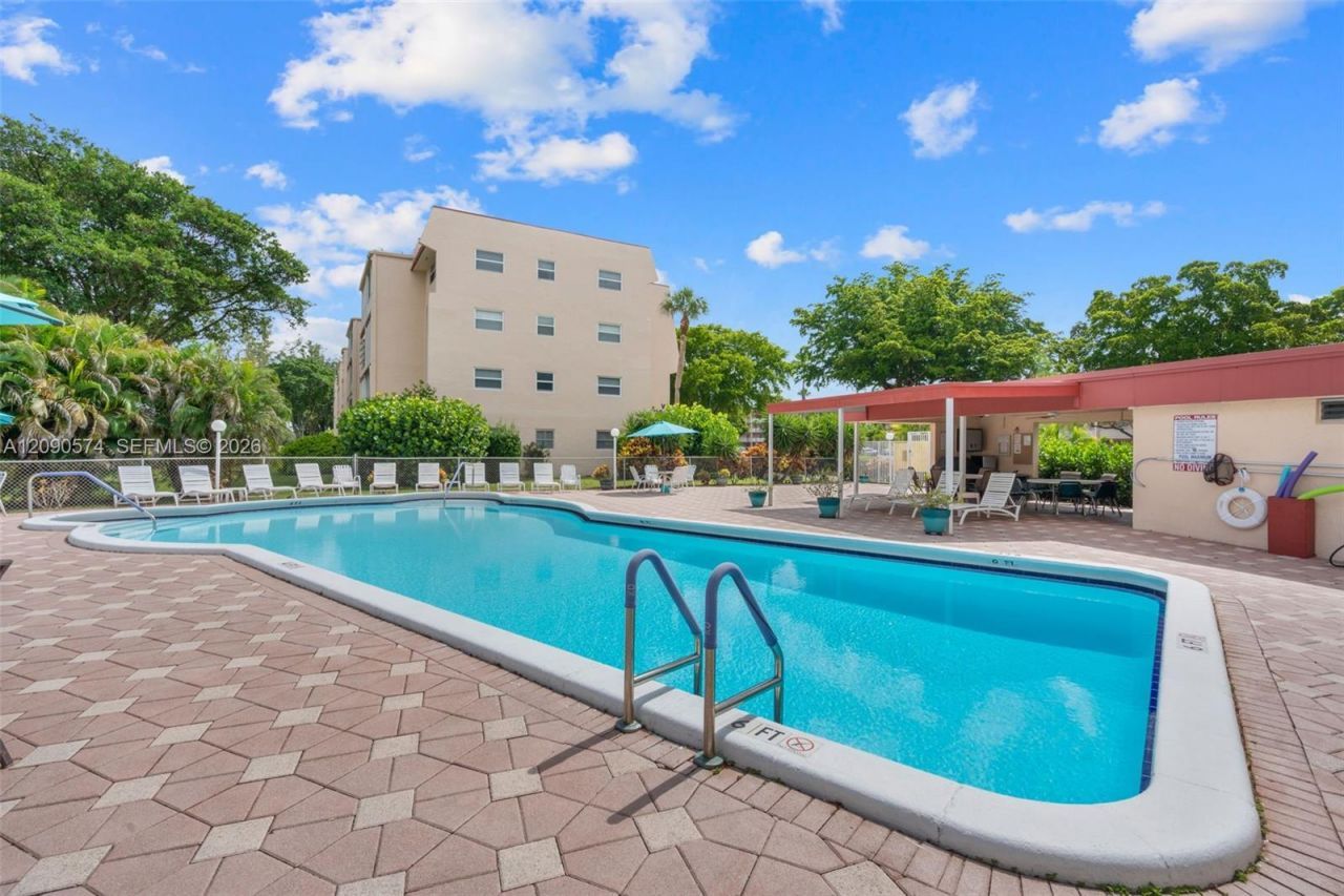 1040 Country Club Dr , Unit 208, Margate, FL 33063 Photo
