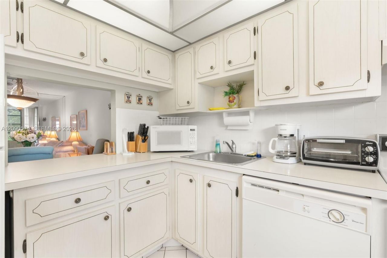 1040 Country Club Dr , Unit 208, Margate, FL 33063 Photo